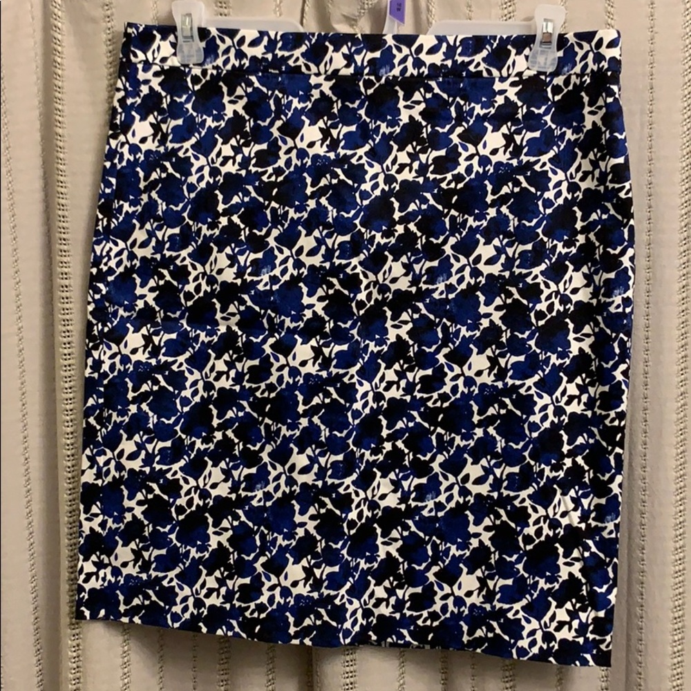 Blue pattern pencil skirt